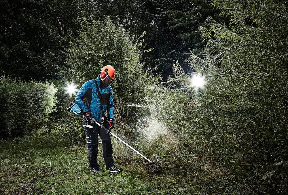 Der Makita DUX60 Multifunktionsantrieb im Einsatz - ein Arbeiter nutzt den DUX60 zur Entfernung von hohem Gras