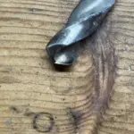 Bohrer-Grundlagen: Die Spitze eines Metallbohrers mit seiner kegelförmigen Spitze