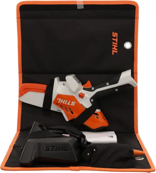Das Bild zeigt die Tasche des Stihl GTA 26 - inklusive den Akkus und dem Ladegerät.