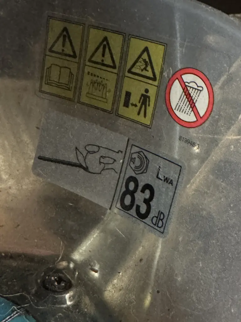 Für die Ruhezeiten im Garten ist es wichtig, die Lärm-Emission zu kennen. DIes wird bei fast allen Geräten durch das LWA ausgegeben - hier sieht man die Lärmemission von 83 dB iner Makita Heckenscere