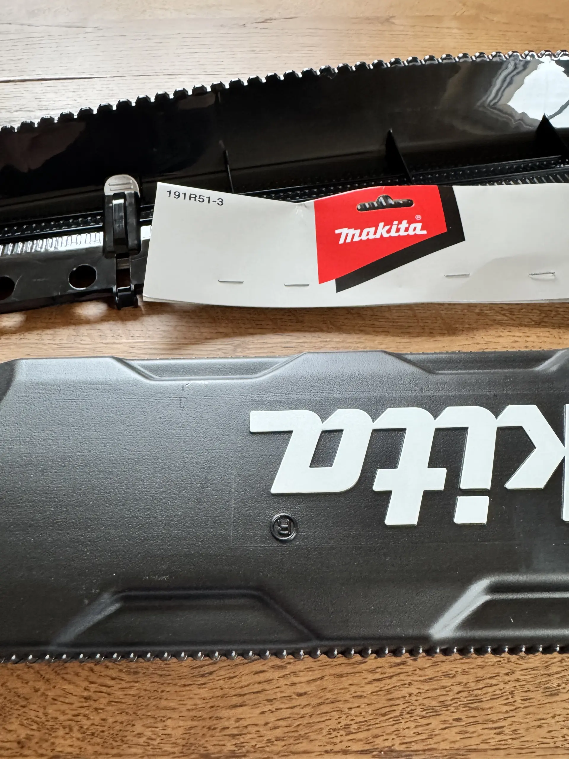 Der Makita 191R51-3 Schnittgutsammler ausgepackt