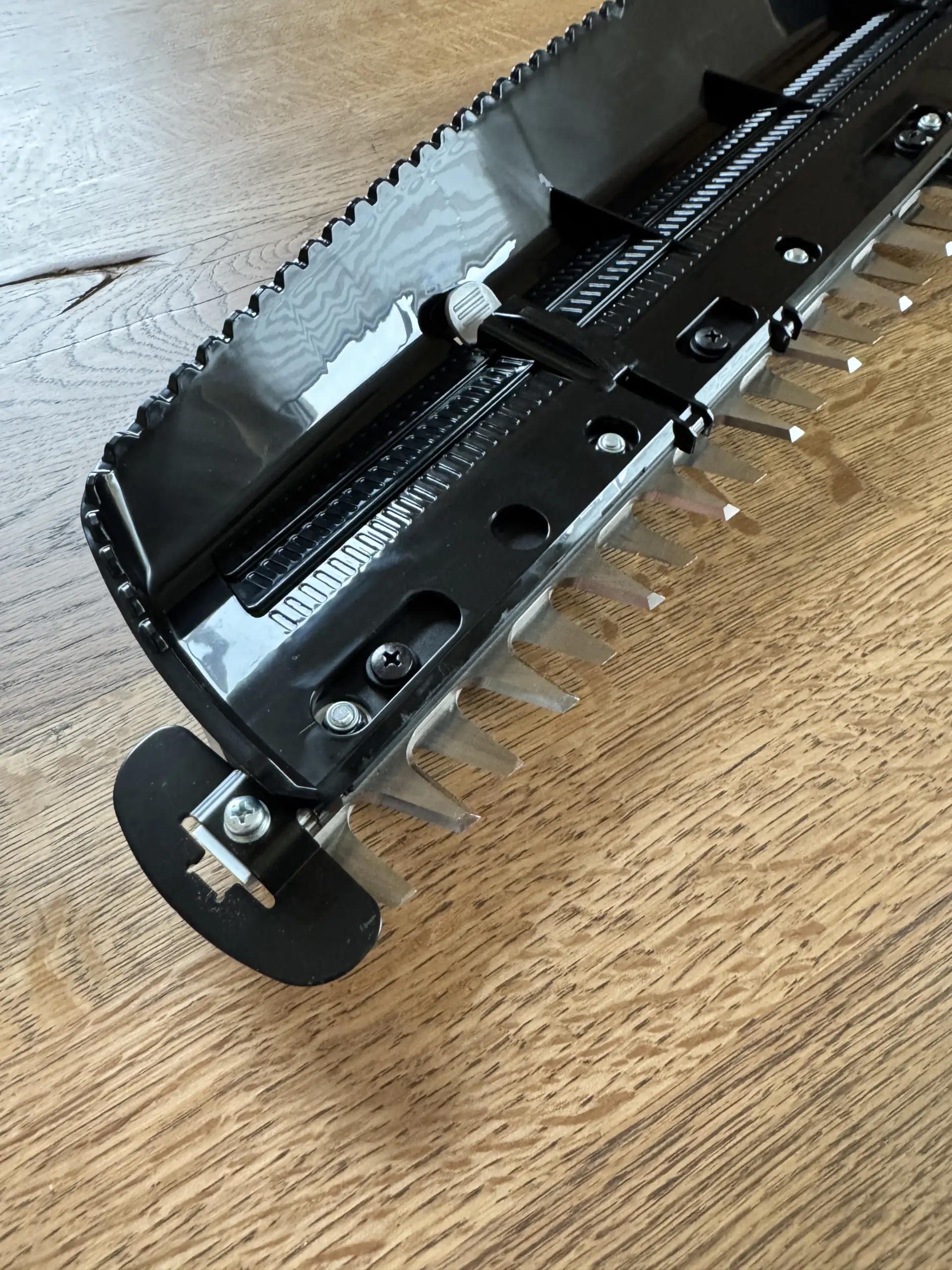 Der Makita 191R51-3 Schnittgutsammler ist einfach mit zwei Klicks auf der Makita UH006G montiert