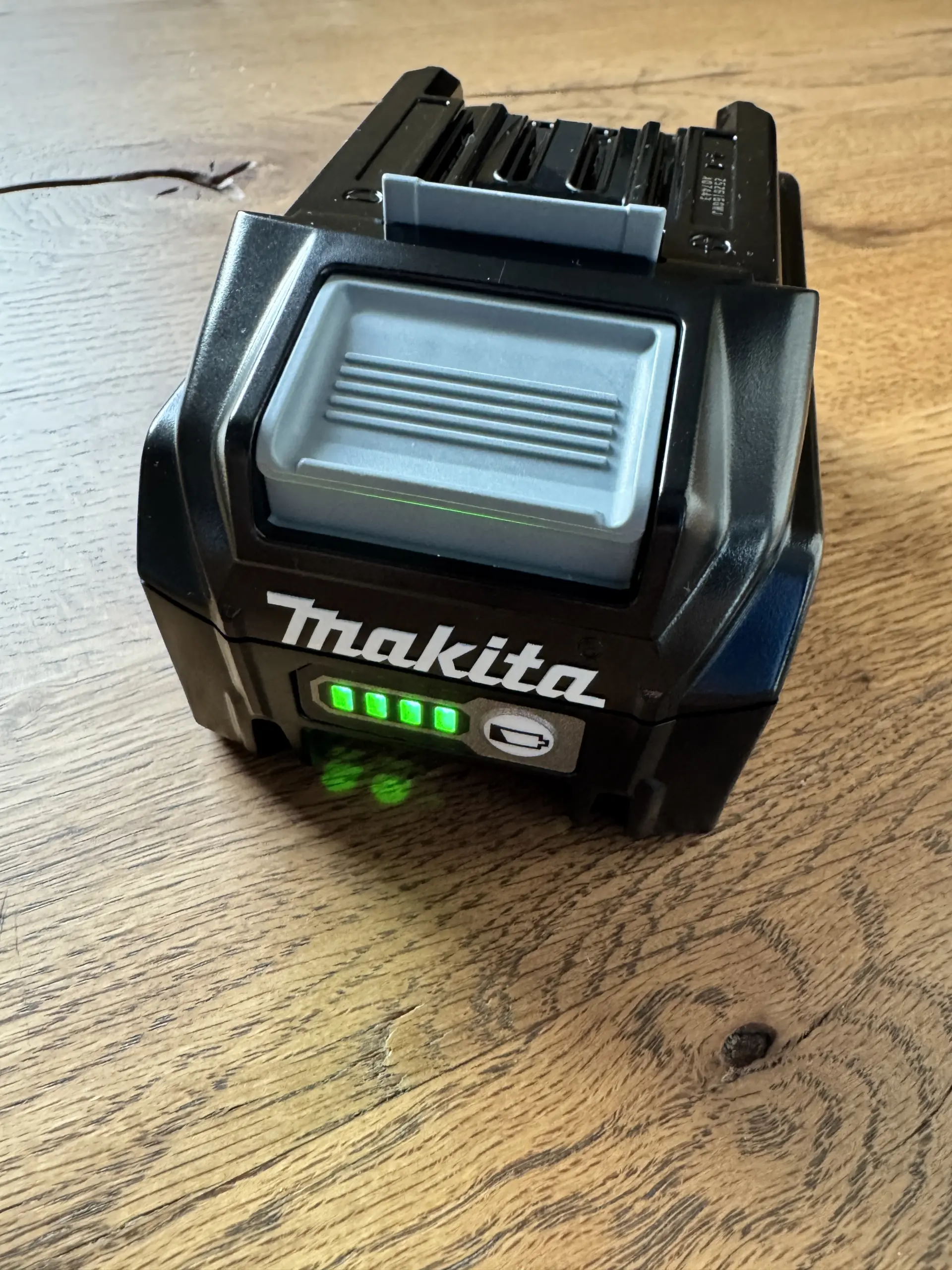Der Akku BL4040F ist einsatzbereit für den ersten Einsatz mit der Makita UH006GZ