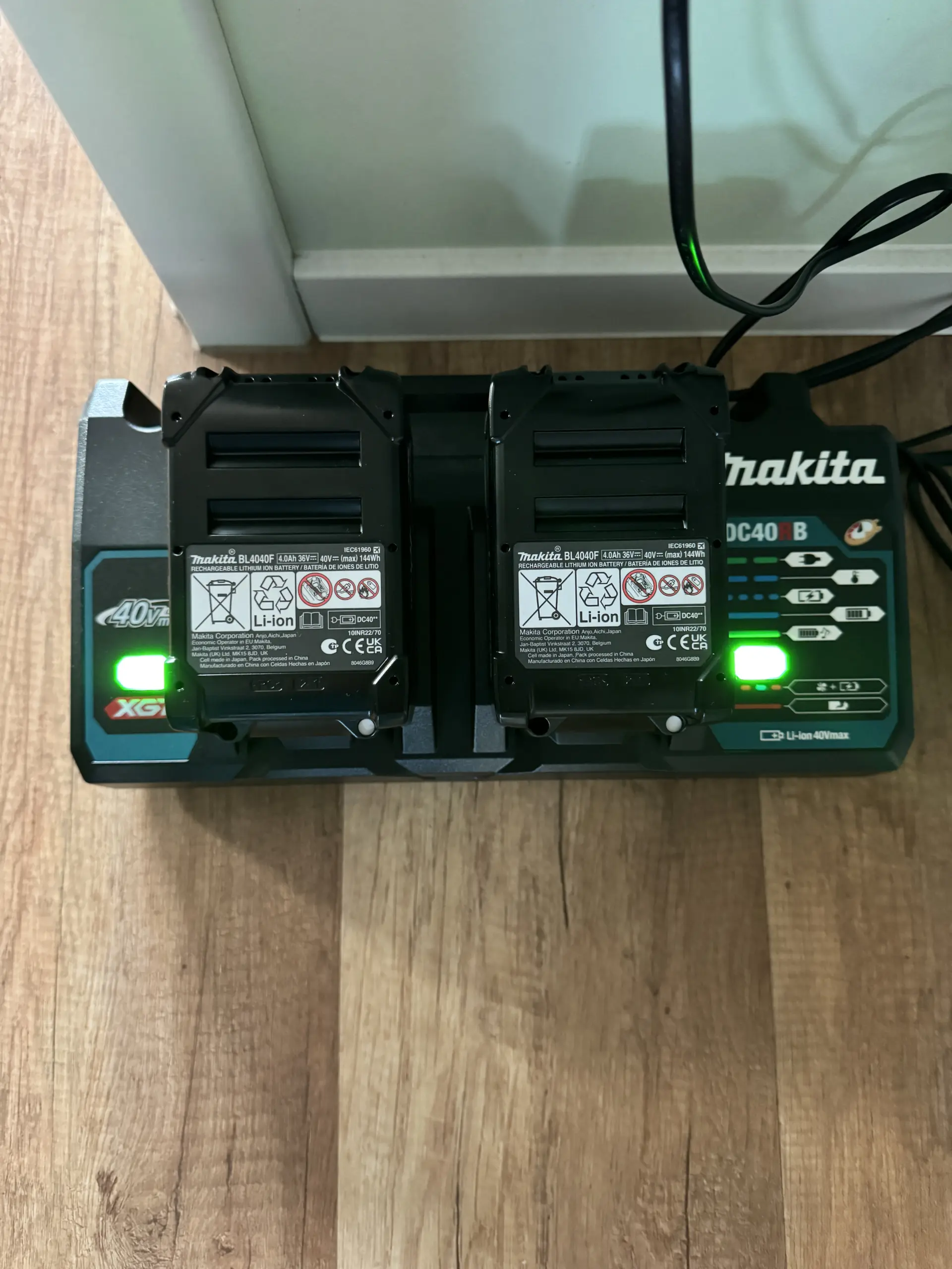 Das Ladegerät DC40RB leuchtet bei einem voll geladenen Akku durchgängig grün