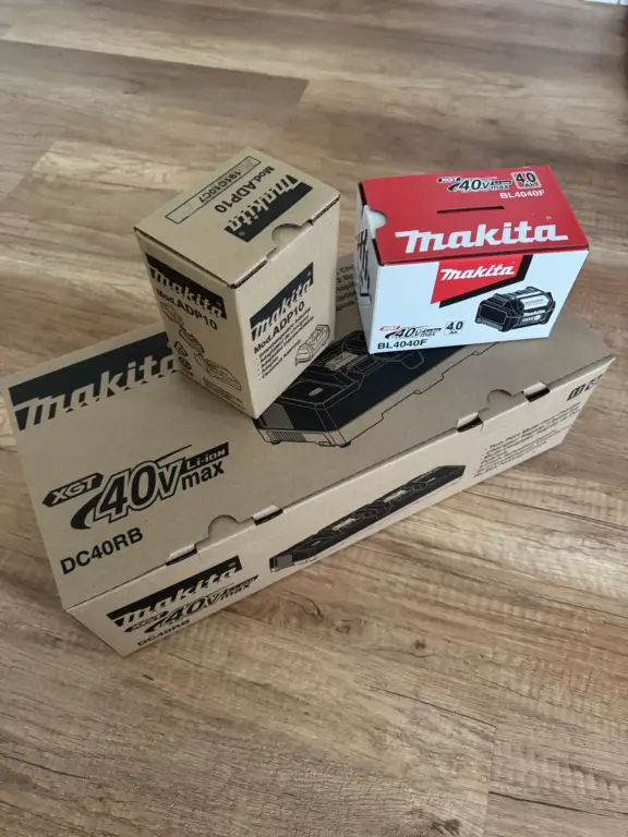 Makita DC40RB Doppelladegerät mit BL4040F Akku und ADP10 Adapter