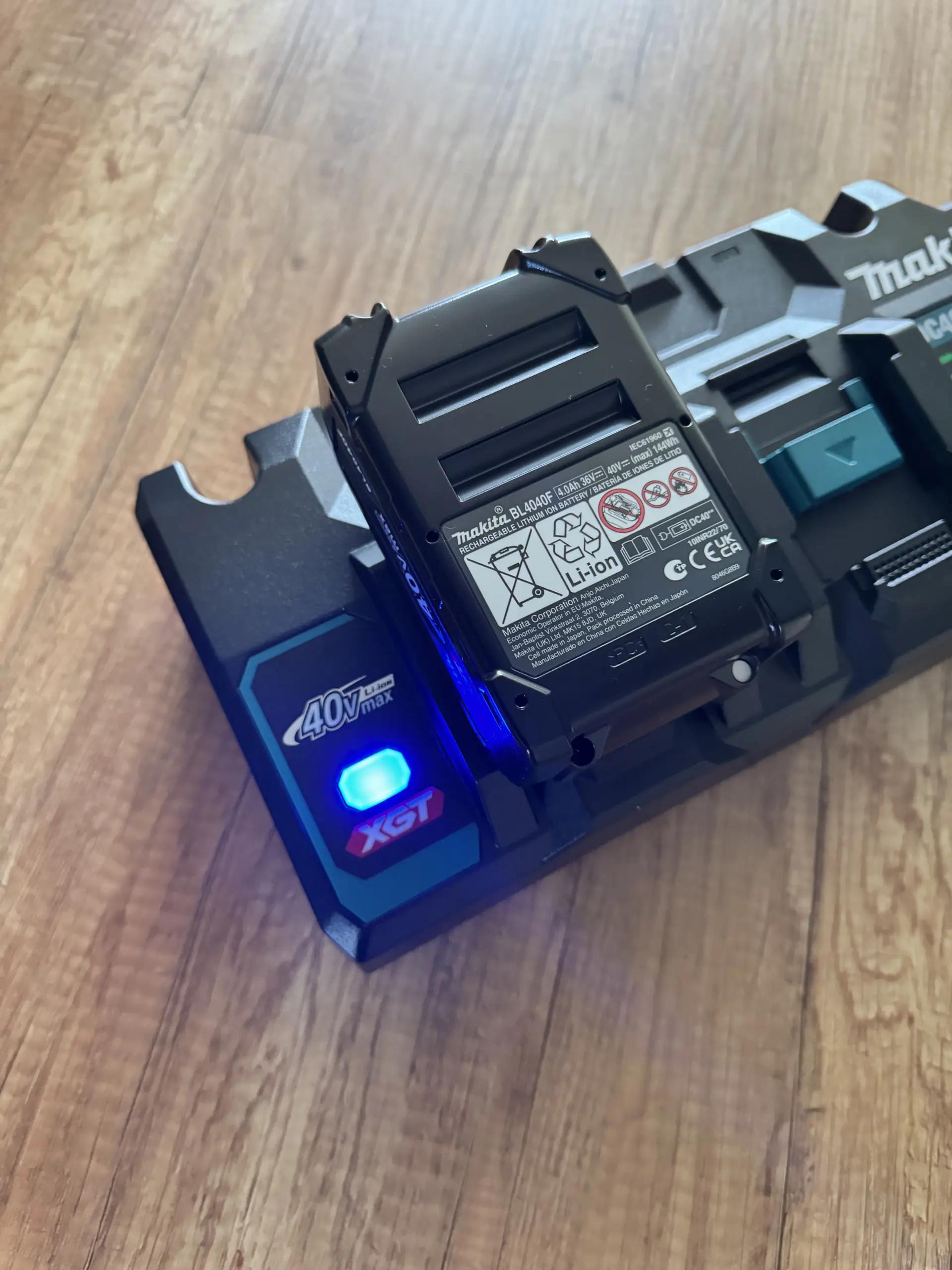 Steckst Du den Akku BL4040F in das Ladegerät - blinkt dieses blau