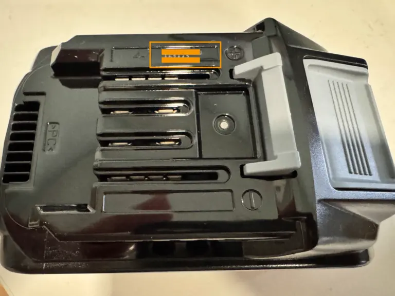Makita Garantieverlängerung: Seriennummer am BL4040F Akku