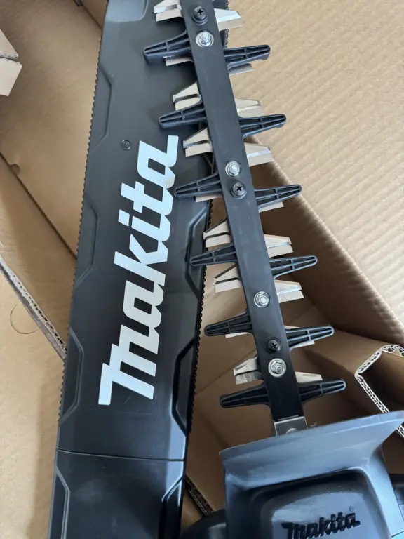 Messer der Makita UH006GZ beim ersten Auspacken