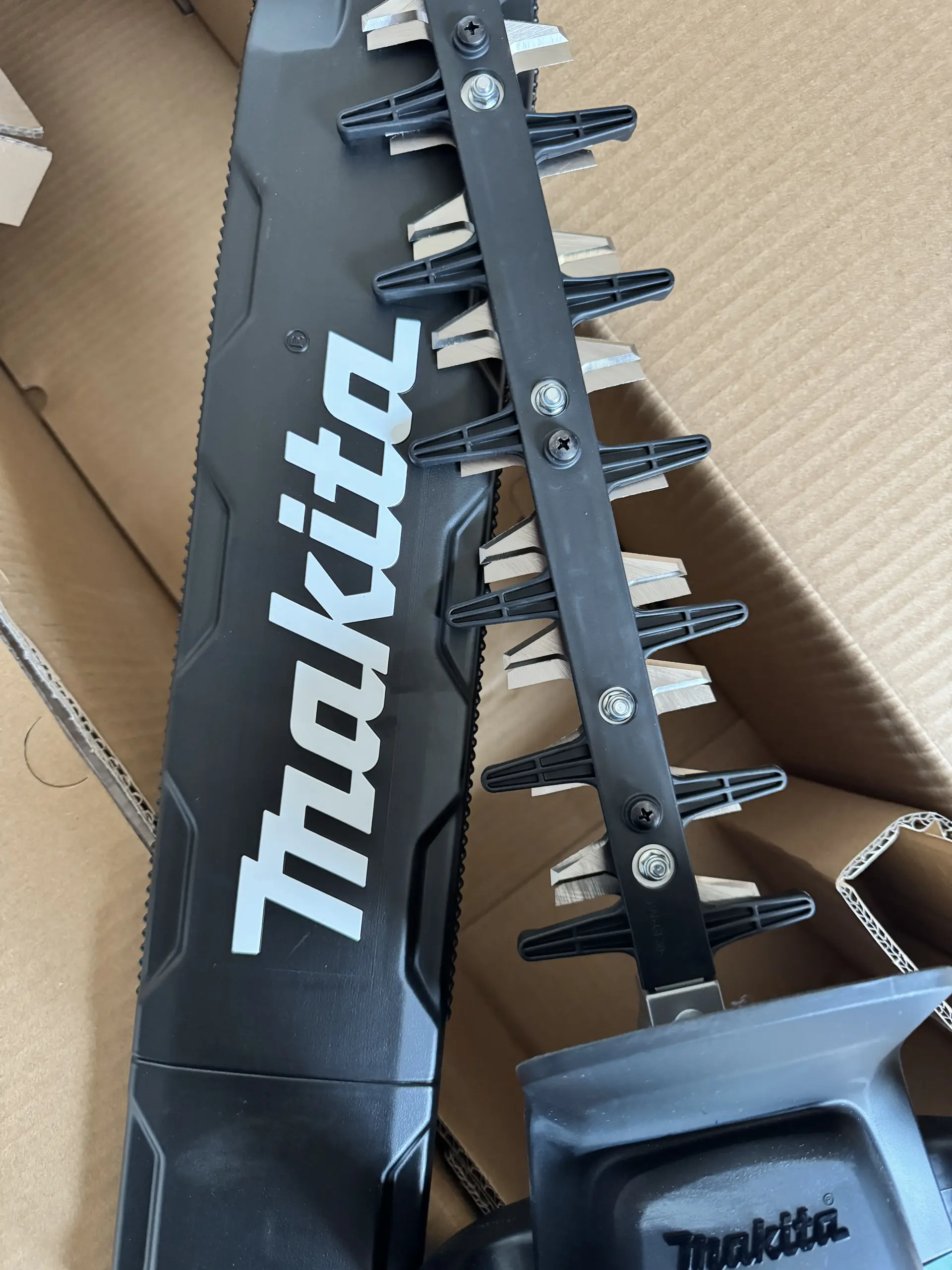 Nahaufnahme der Messer der Makita UH006GZ Heckenschere