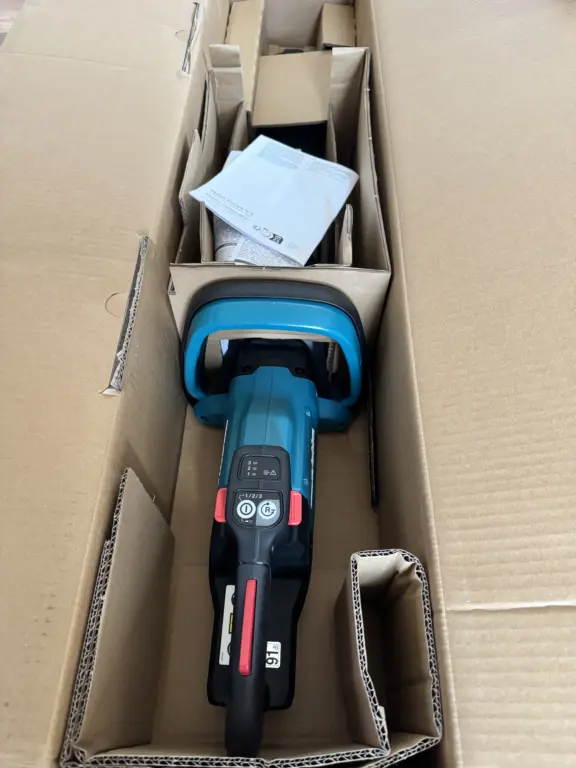 Makita UH006GZ Solo-Gerät beim Auspacken im Originalkarton