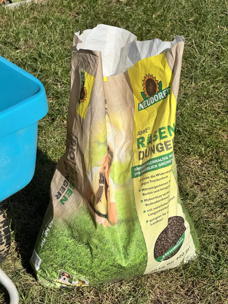 Geöffneter Sack Neudorff Azet Rasendünger zur Bodenbelebung mit Mikroorganismen, ideal wenn der Rasen braun nach Winter ist.