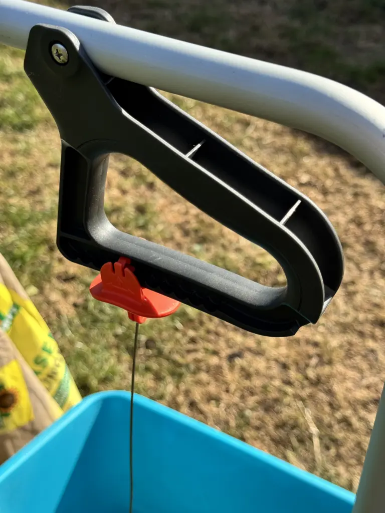 Einstellung der Streumenge und Wurfweite am Handgriff des Gardena Schleuderstreuers XL.