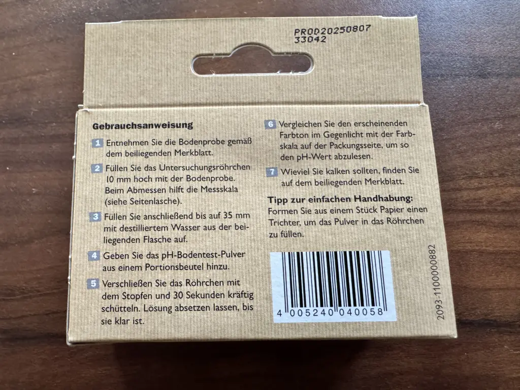 Die Bedienungsanleitung auf der Rückseite des Kartons des pH-Bodentests von Neudorff