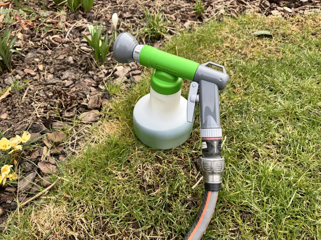 Ein Birchmeier Aquamix 1.25 V ist an einen Schlauch angeschlossen und bereit, um Kirschlorbeer düngen zu können.