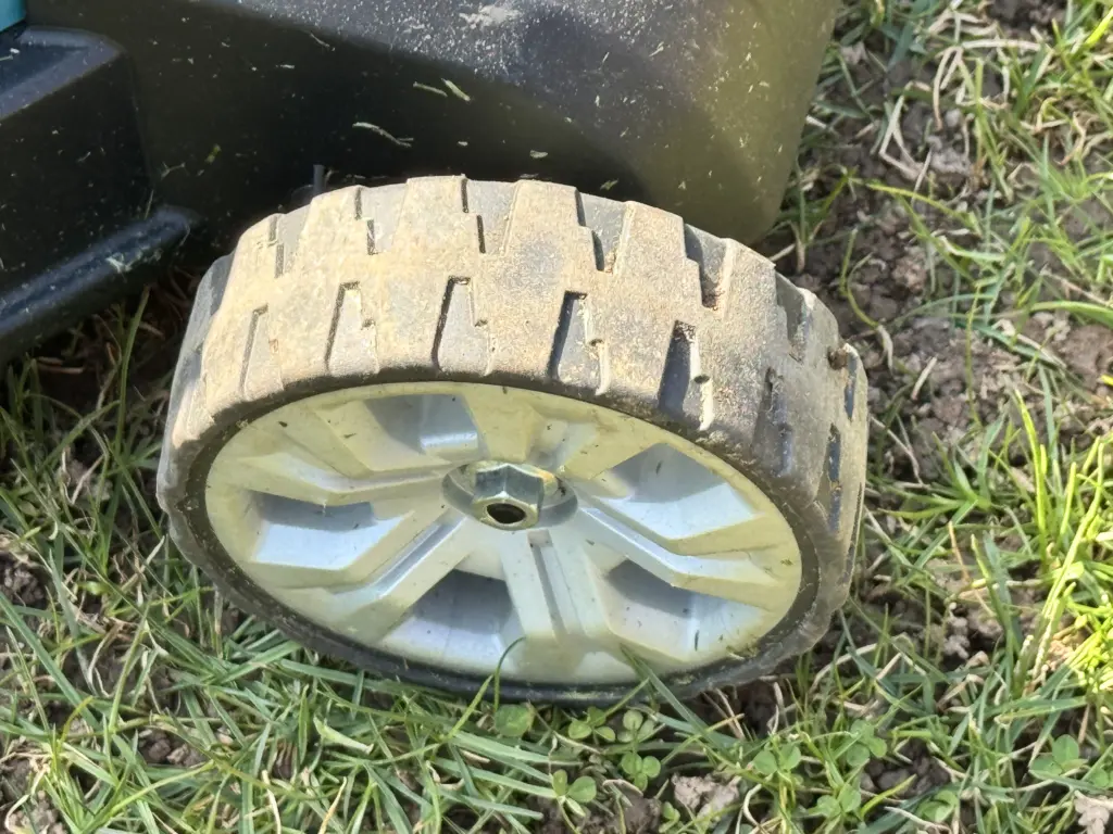 Ein Makrofoto des rechten Vorderrades des Makita DLM432 Rasenmähers.