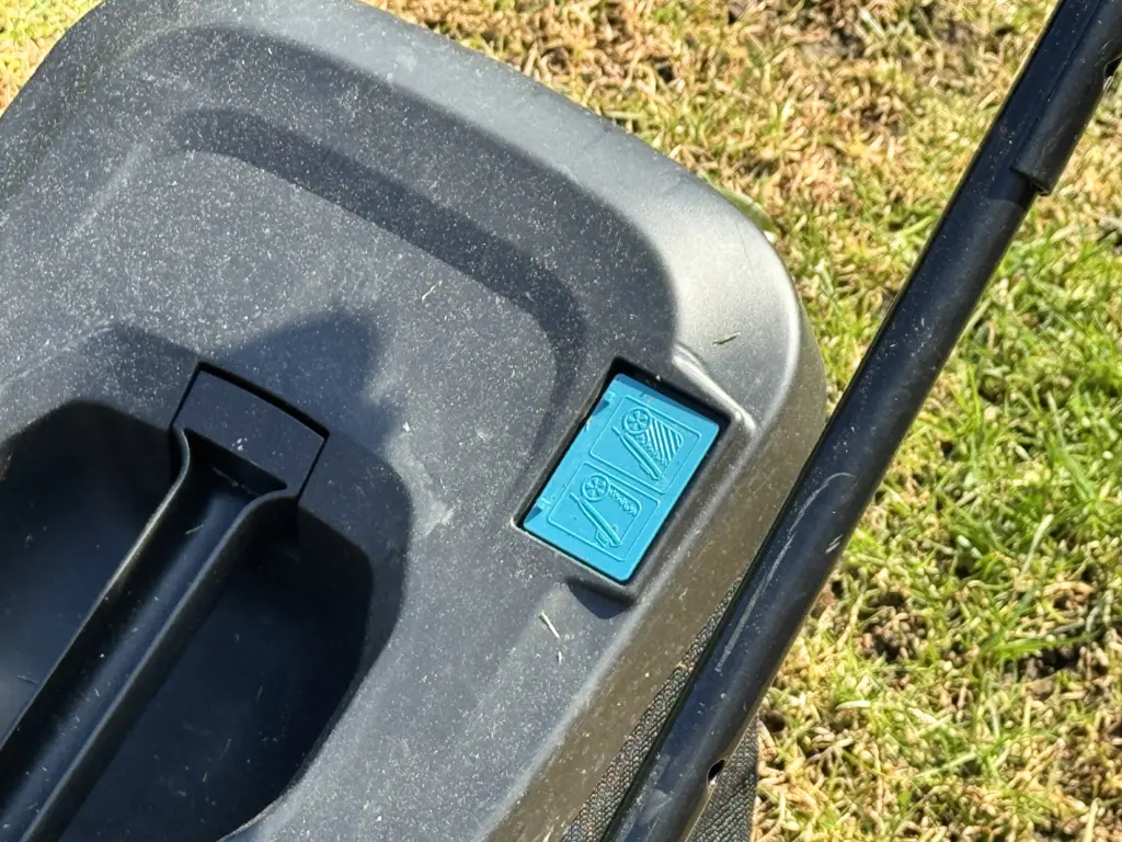 Es ist ein Teil des Fangkorbs vom Makita Akku-Rasenmäher zu sehen - die Füllstandsanzeige visualisiert beim Mähvorgang, ob der Korb voll oder leer ist.