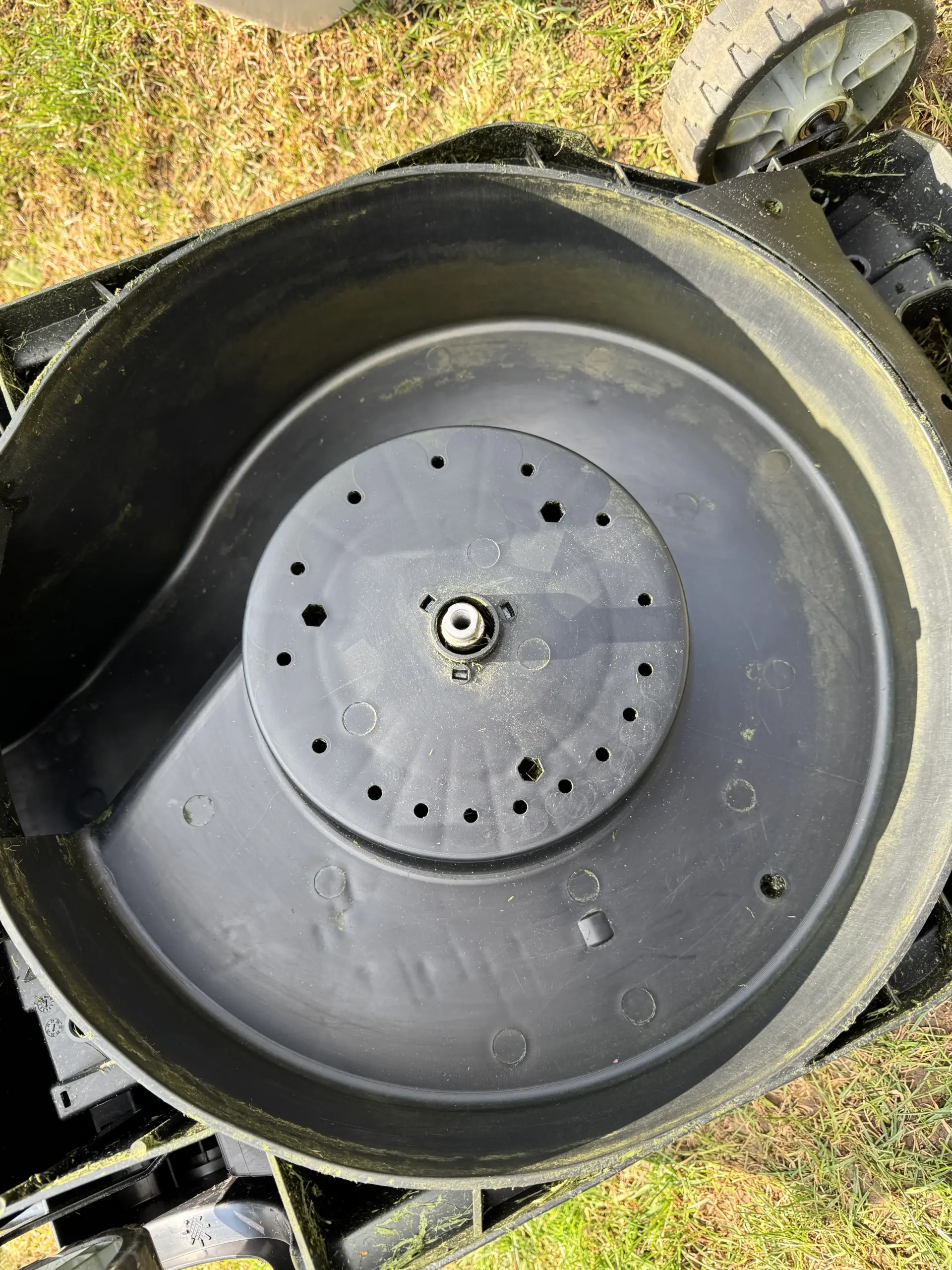 Das Mähdeck eines gebrauchten Makita DLM432 Akku-Rasenmähers ist vom Gras vom letzten Jahr befreit - es sieht dennoch gebraucht aus - ist halt kein Neuzustand.