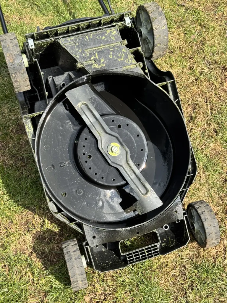 Das Messer meines Makita DLM432 habe ich gerade erst mit einer Feile geschärft - hier liegt der Akku-Rasenmäher auf dem Kopf und das Messer ist sichtbar