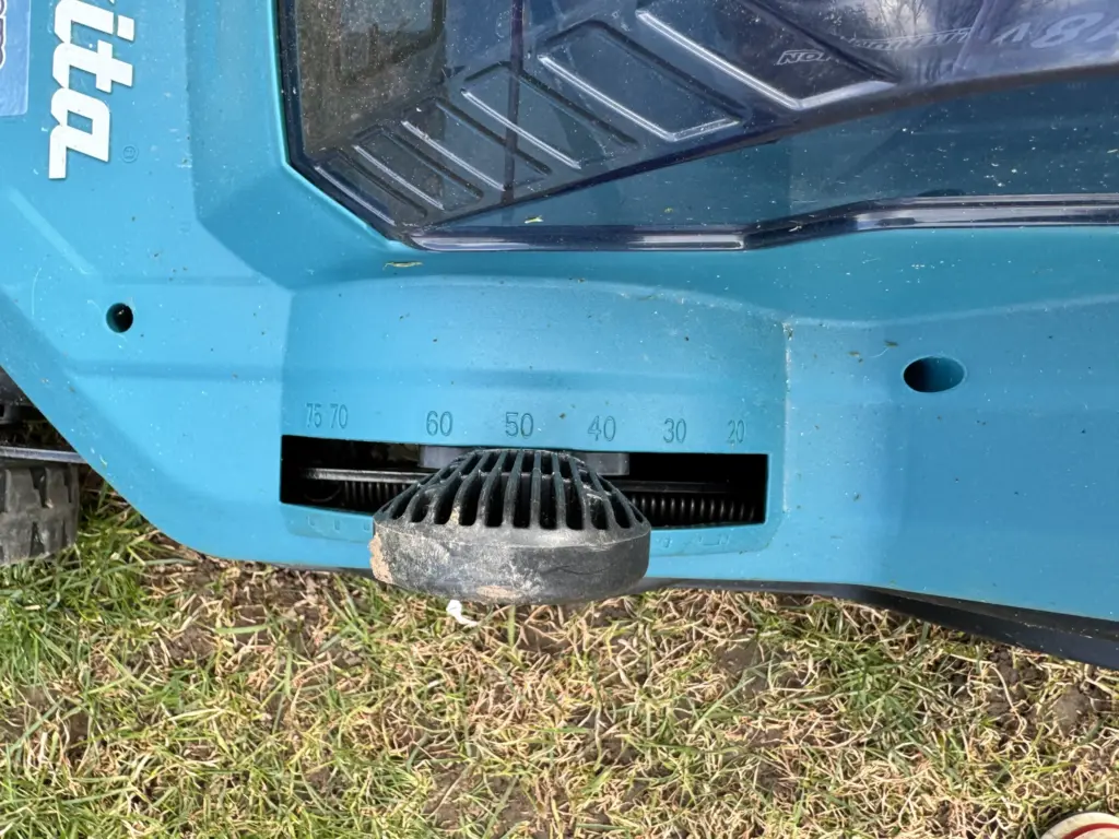 Die Schnitthöhenverstellung des Makita DLM432 - wird in mm angegeben - der Hebel steht auf 50mm - einstellbar von 20mm - 75mm