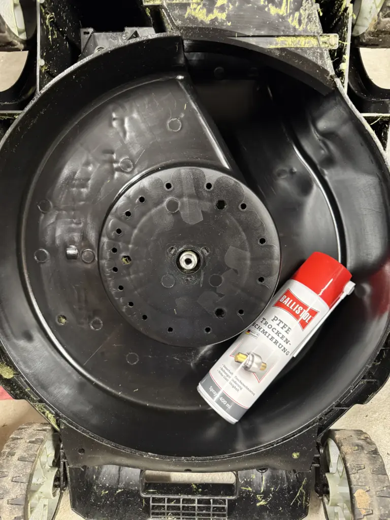 Das Mähdeck eines Makita DLM432 - mit Silikon-Öl-Spray eingesprüht, ausgewischt und nun liegt die Flasche Ballistol PTFE-Trockenschmierung drin.