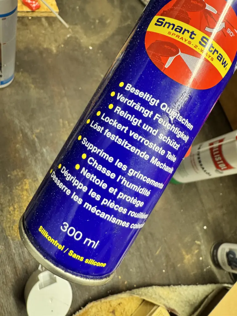 WD-40 Multifunktionsprodukt als Rostlöser und Reiniger auf der Werkbank