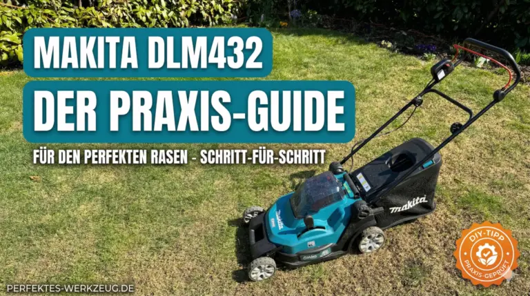 Der Makita DLM432 Akku-Rasenmäher steht auf einem Rasen - im Hintergrund ist eine Hecke und ein Beet zu sehen - der Text auf dem Foto lautet "Makita DLM432 - der Praxis-Guide"