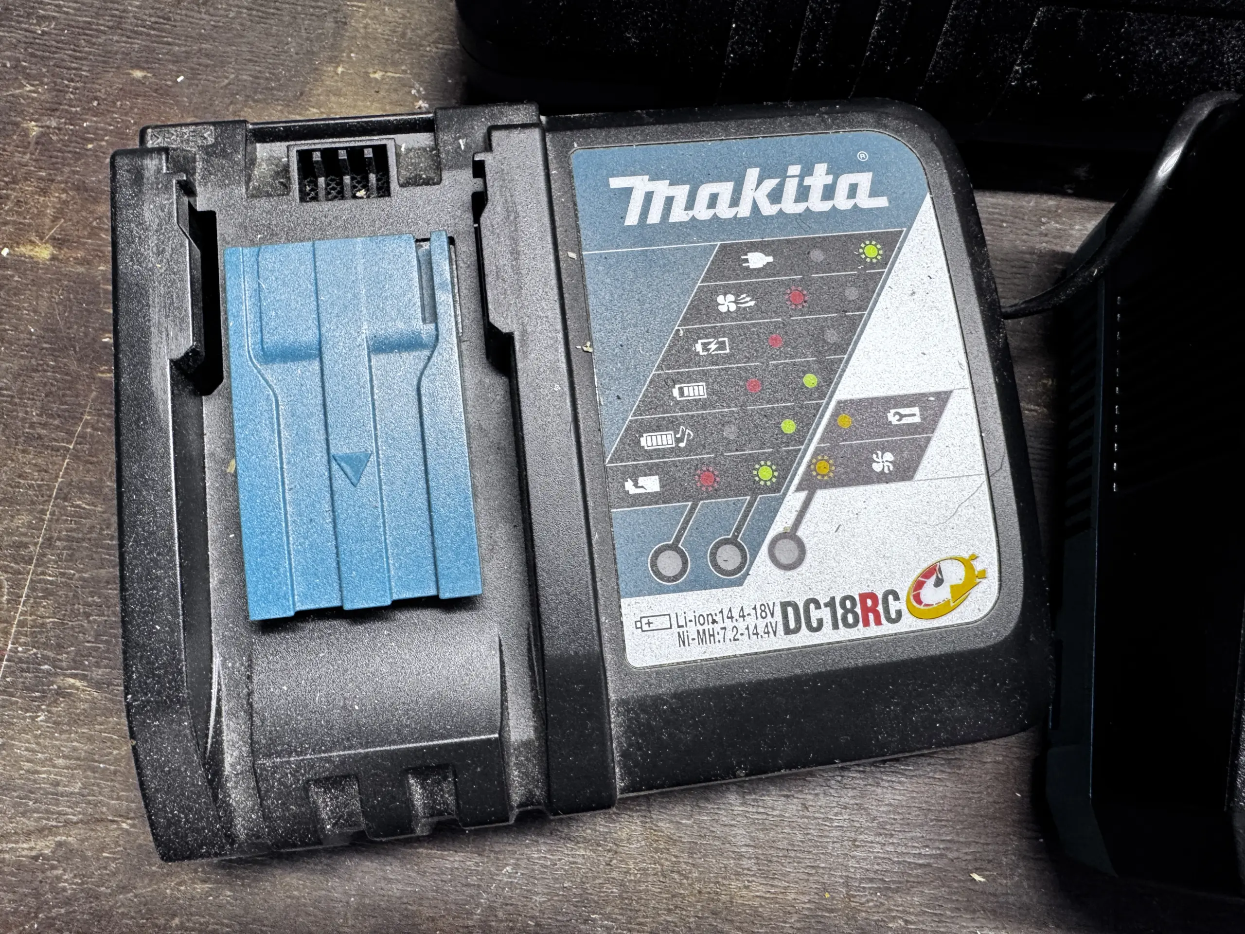 Das Makita LXT Ladegerät DC18RC auf meiner Werkbank - man sieht deutliche Gebrauchsspuren.