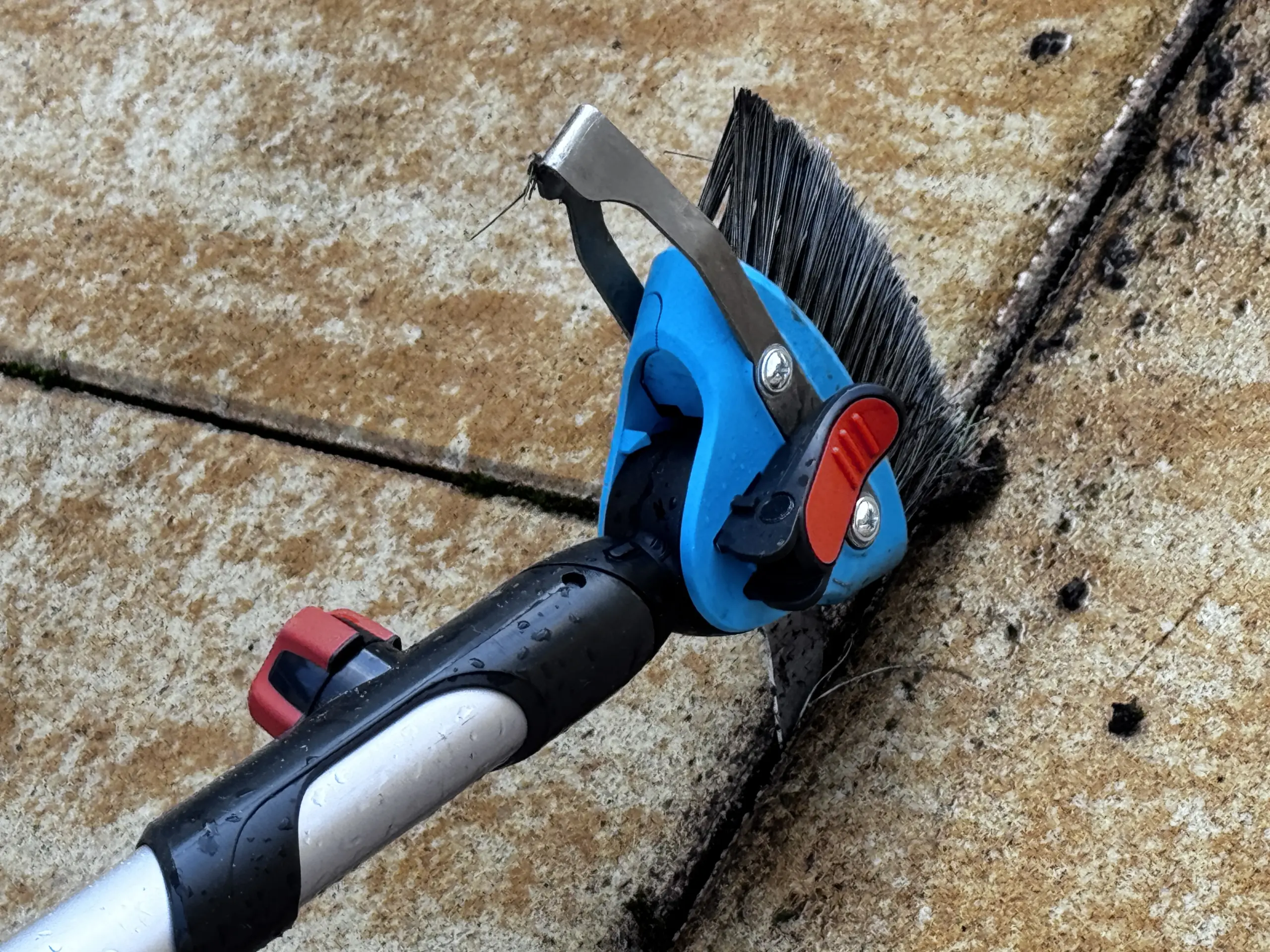 Gardena Fugenkratzer ohne Stiel bereit für die Einsortierung in die DIY Geräteleiste.