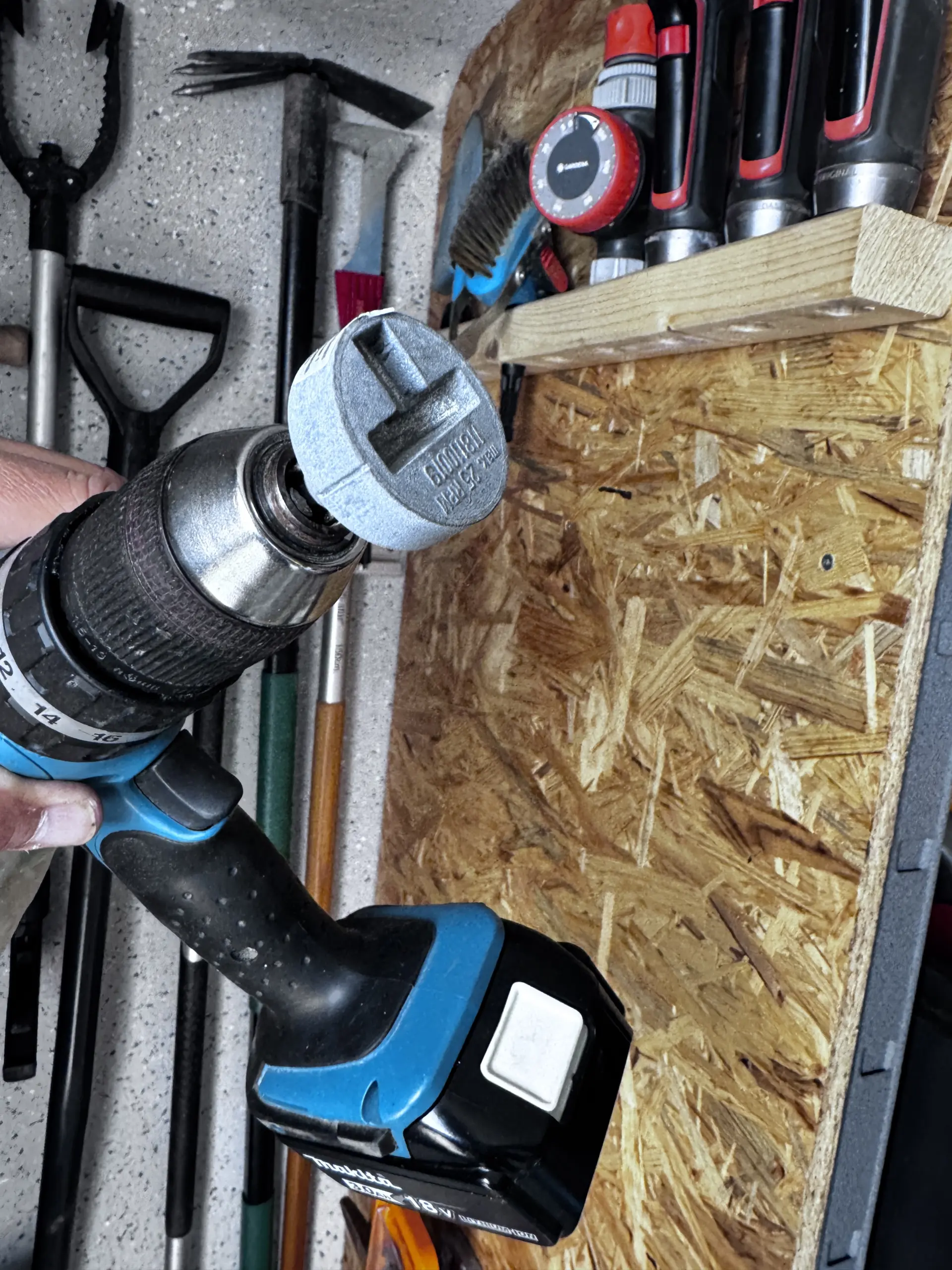 Schraubhaken für Handwerkzeuge mit einem Spezialaufsatz und dem Makita Akkuschrauber in das Holz eindrehen.