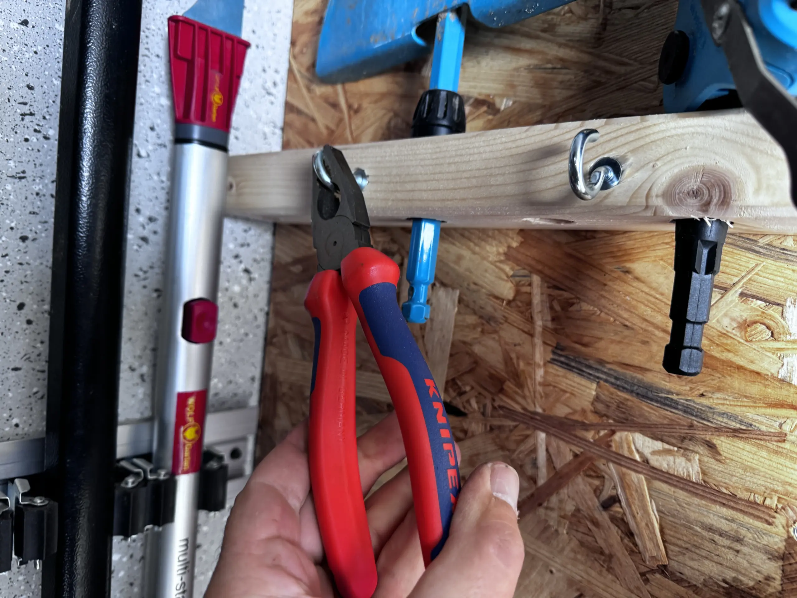 Schraubhaken an der DIY Geräteleiste mit einer Knipex Kombizange exakt nach oben ausrichten.
