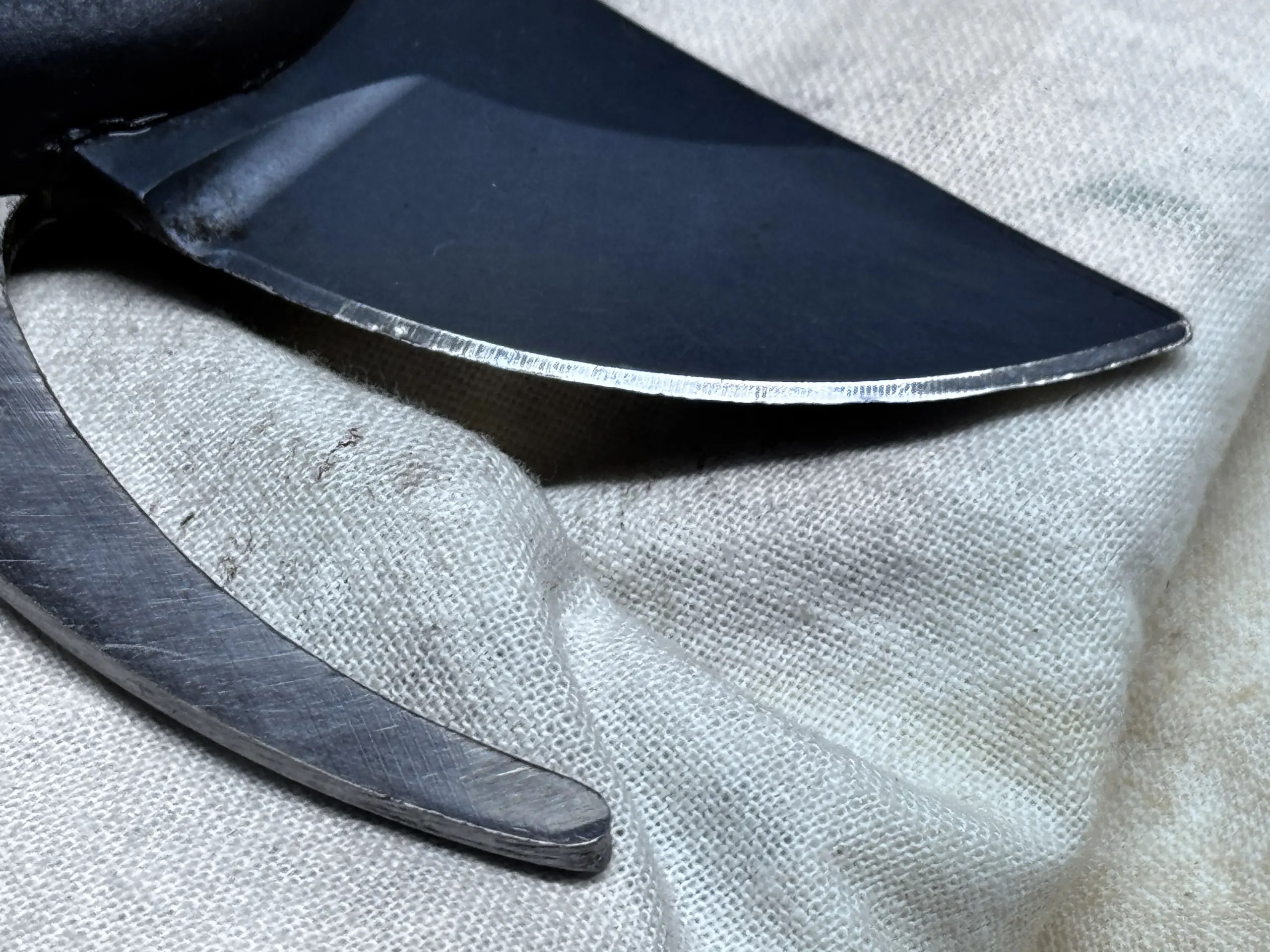 kro-Foto der Klinge der Fiskars P541 nachdem die Klinge geschärft wurde