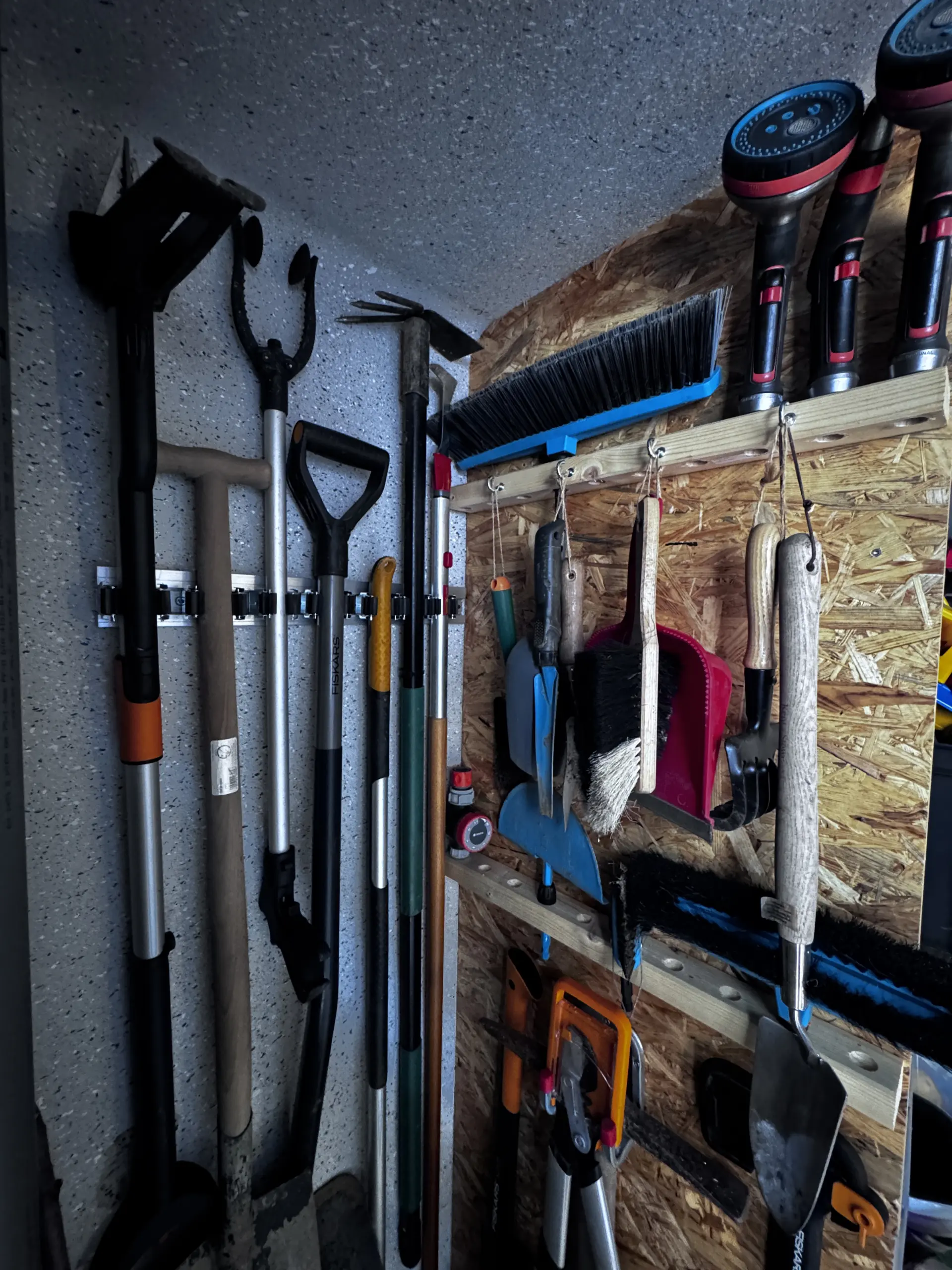 Die aufgeräumte Ecke der Gartengeräte in meiner Betongarage mit der neuen Gartengeräte Aufbewahrung an der OSB-Wand