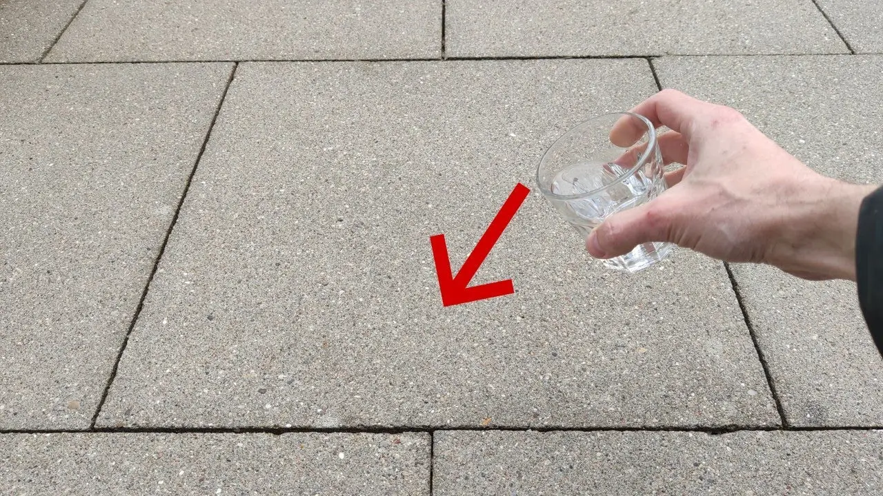 Terrassenplatten versiegeln - und mit dem Schrubber verteilen