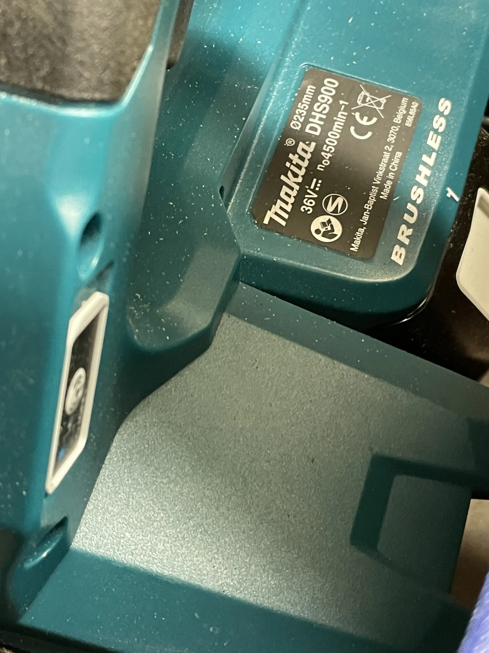 Makita DHS900 36V Akku-Handkreissäge bereit für den Bau der Holzkonstruktion