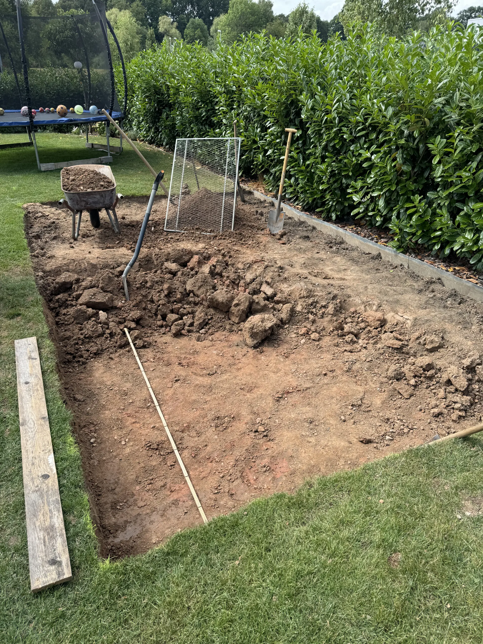 Aufstellpool Fundament bauen: Erdaushub und Boden begradigen mit dem Durchwurfsieb