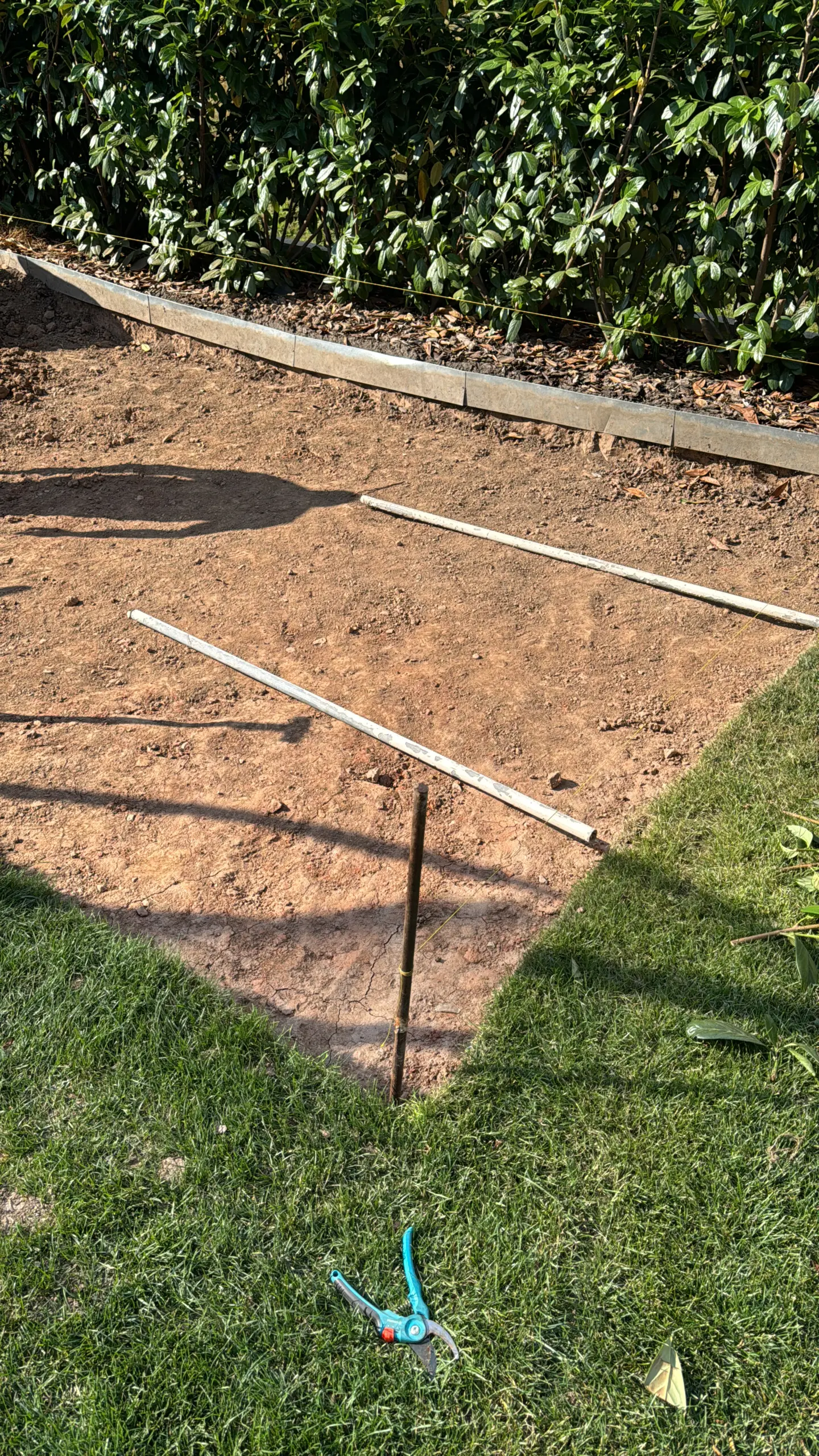 Sandbett für den Aufstellpool verdichten und mit Wasserwaage exakt abziehen