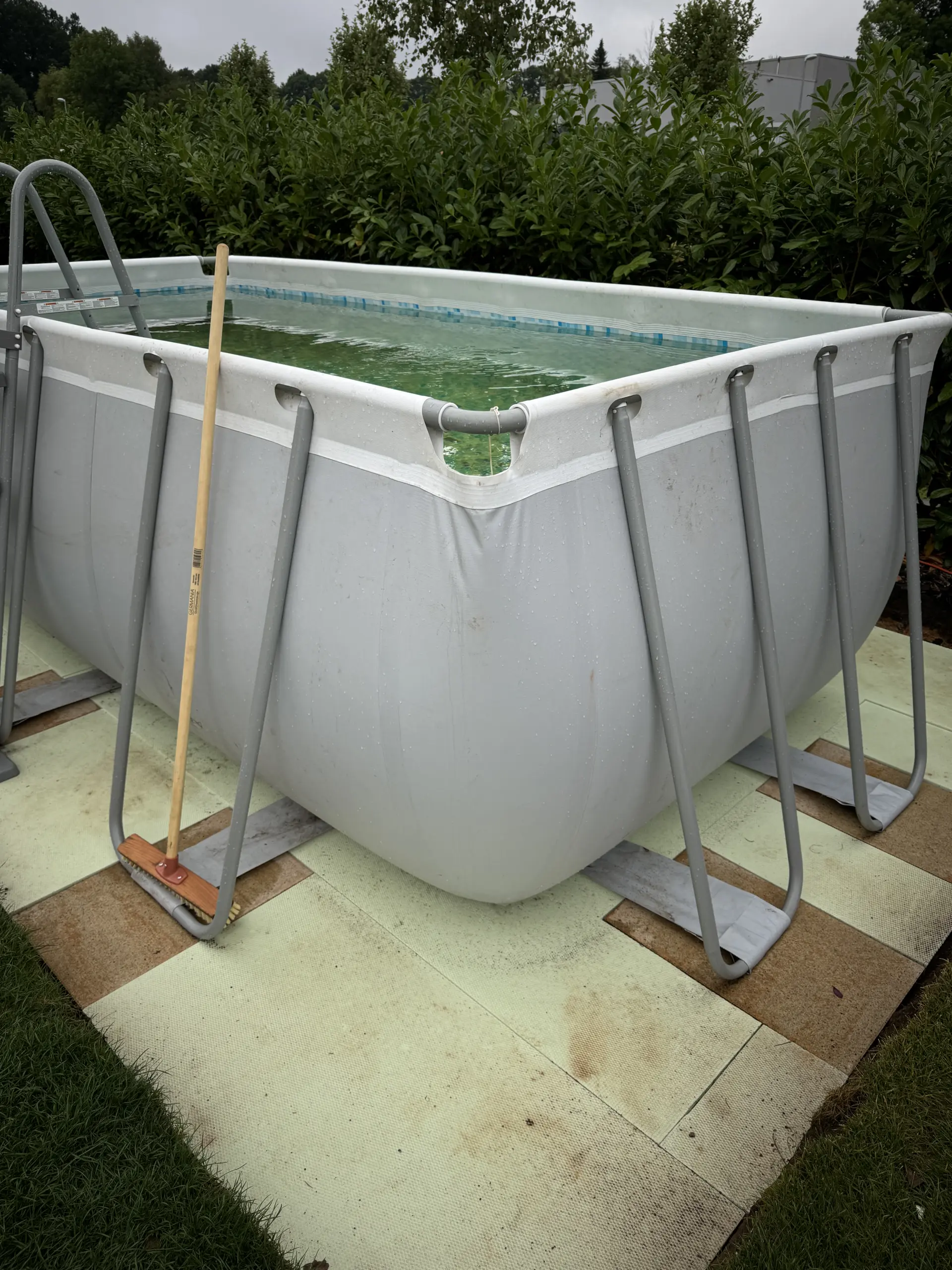 Frame Pool aufstellen: Die Stützen stehen sicher auf einnivellierten Gehwegplatten im Styrodur
