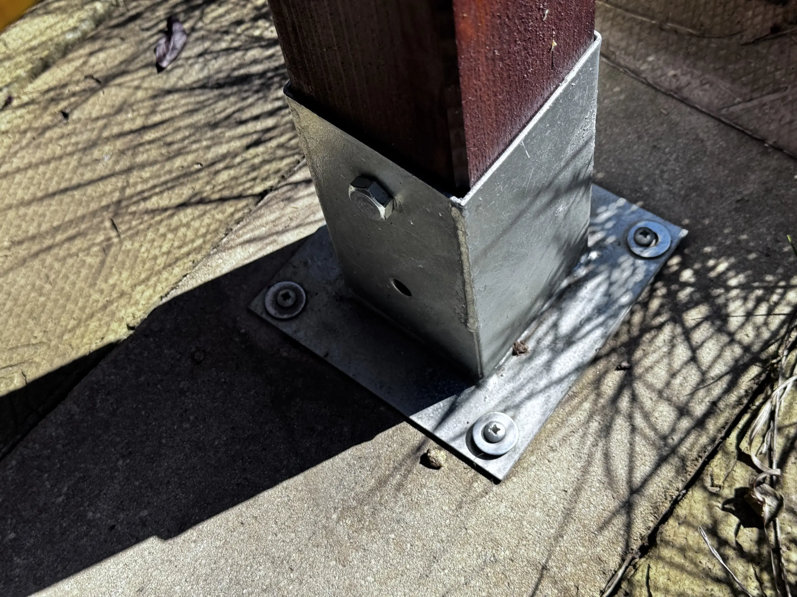 Unterkonstruktion für die Poolumrandung: U-Pfostenträger auf Betonplatten geschraubt
