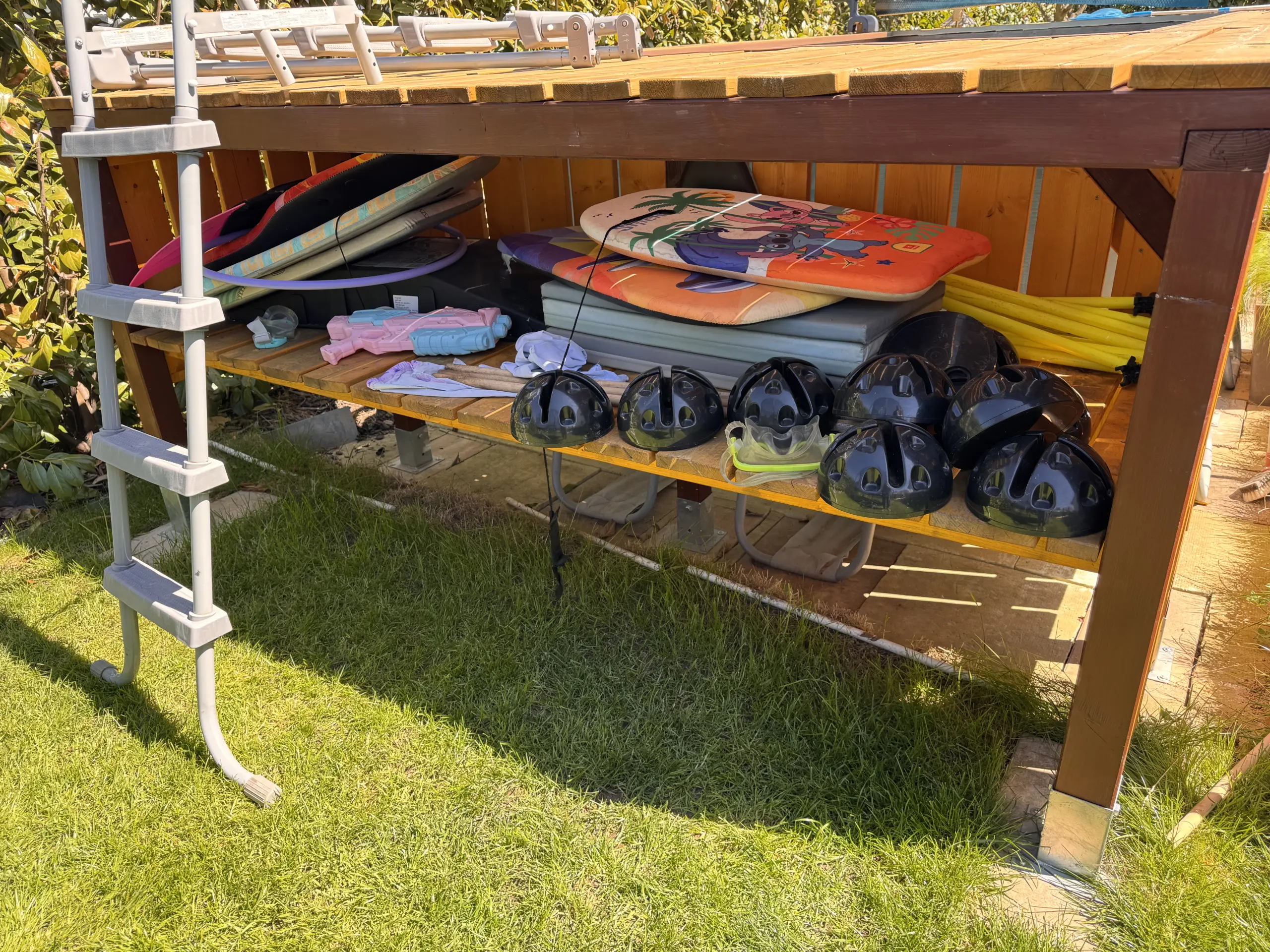 Aufstellpool verkleiden: Zusätzlicher Stauraum für Pool-Zubehör unter dem Holz-Podest