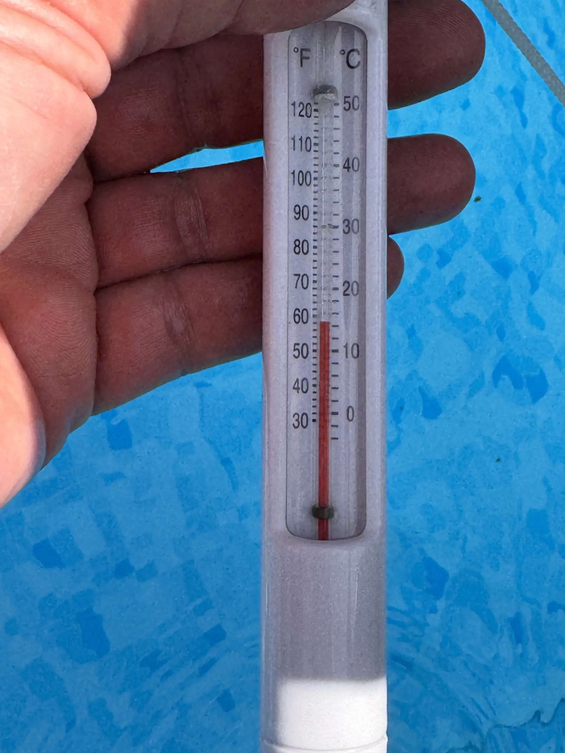 Schwimmendes Poolthermometer zeigt die Wassertemperatur an der Oberfläche des Aufstellpools.