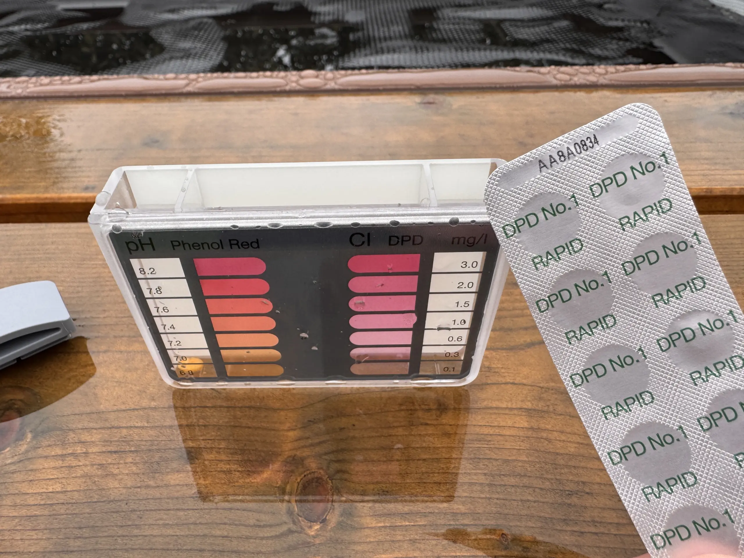 Phenol Red und DPD1 Tabletten in den Pooltester geben