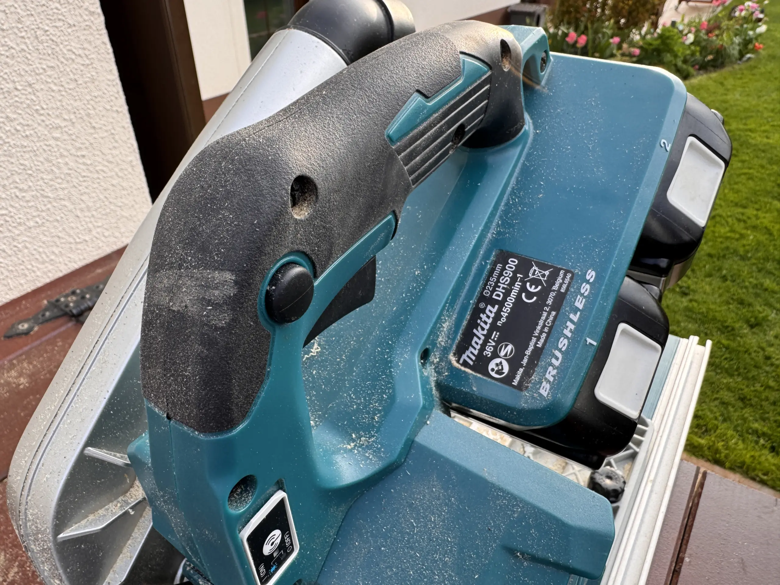 Der Handgriff einer Makita 36V Handkreissäge DHS900 - am unteren Ende des Bildes sieht man die Position für das AWS Modul