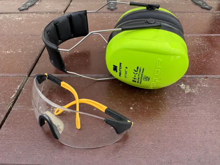 Schutzbrille und 3M Peltor Gehörschutz für Arbeiten mit einer Makita Handkreissäge