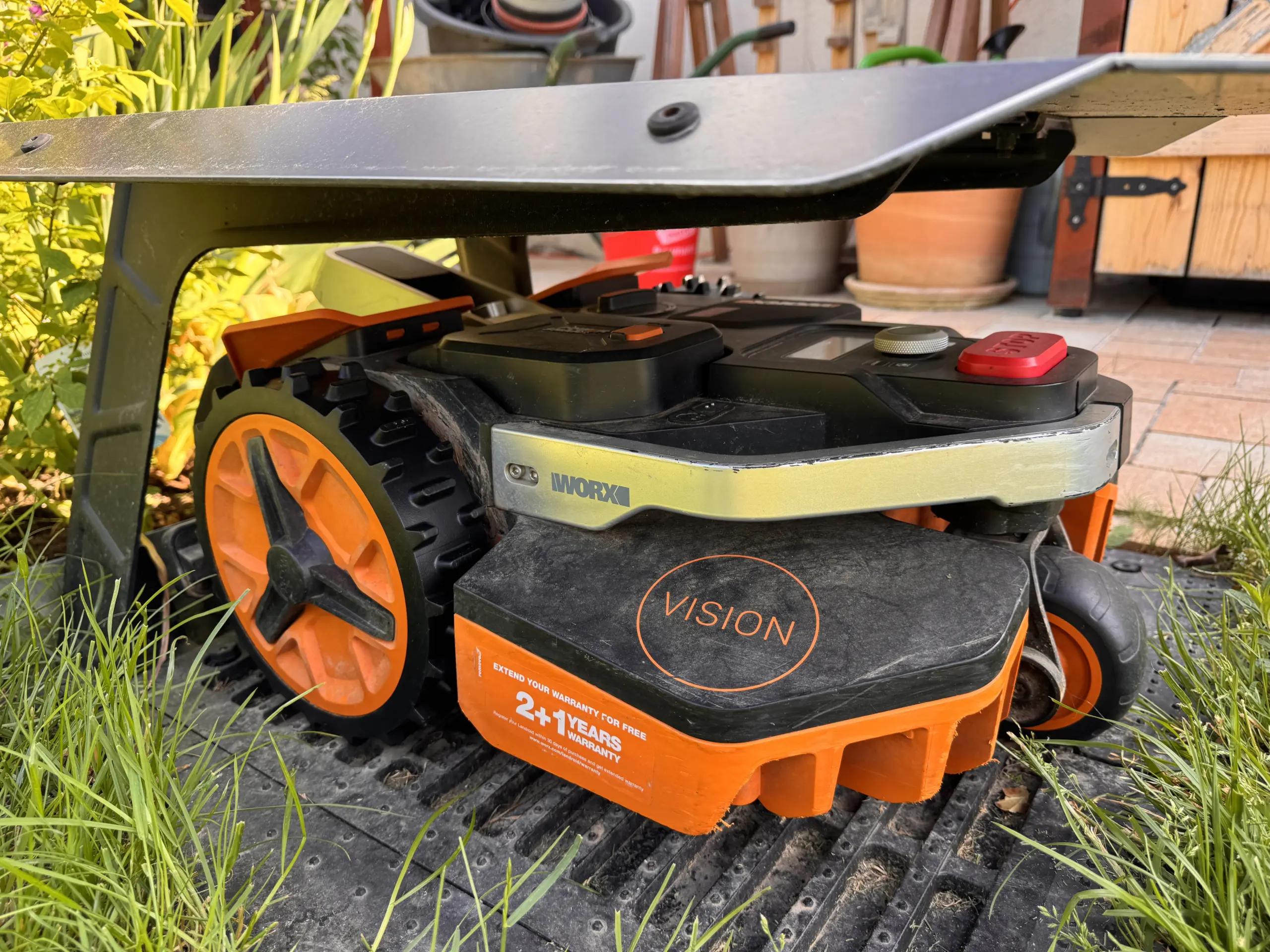 Worx Vision Mähroboter installieren – enger Zugriff in nicht klappbarer Garage mit schwer erreichbarem Display und Akku