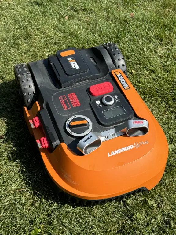 Worx Landroid M700 Plus Mähroboter mit Begrenzungskabel im eigenen Garten