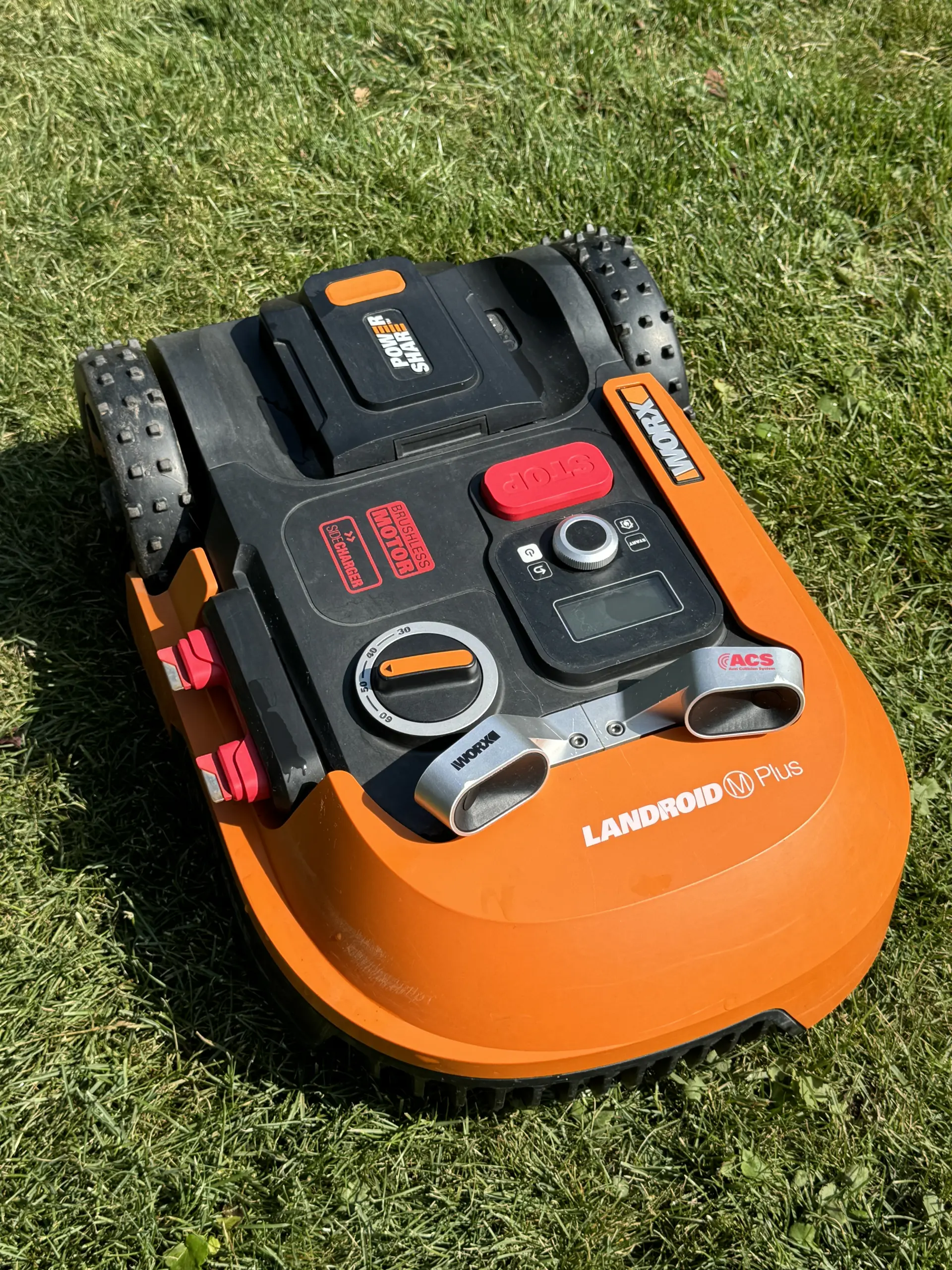 Ein Worx Landroid M700 Plus von oben - mit einem montierten ACS System