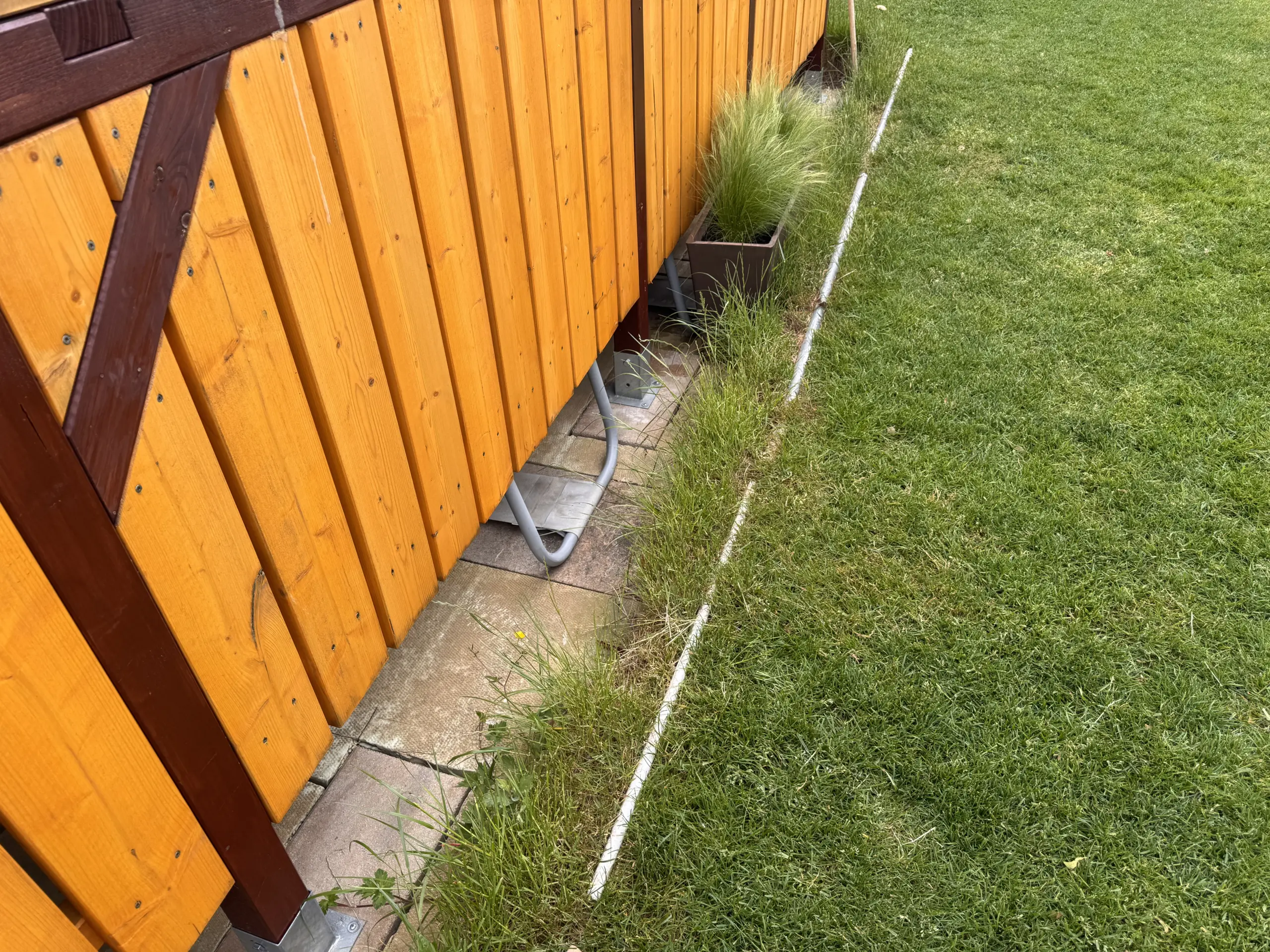 Worx Vision Mähroboter installieren – bodennahe Begrenzung an der Poolverkleidung sichtbar halten