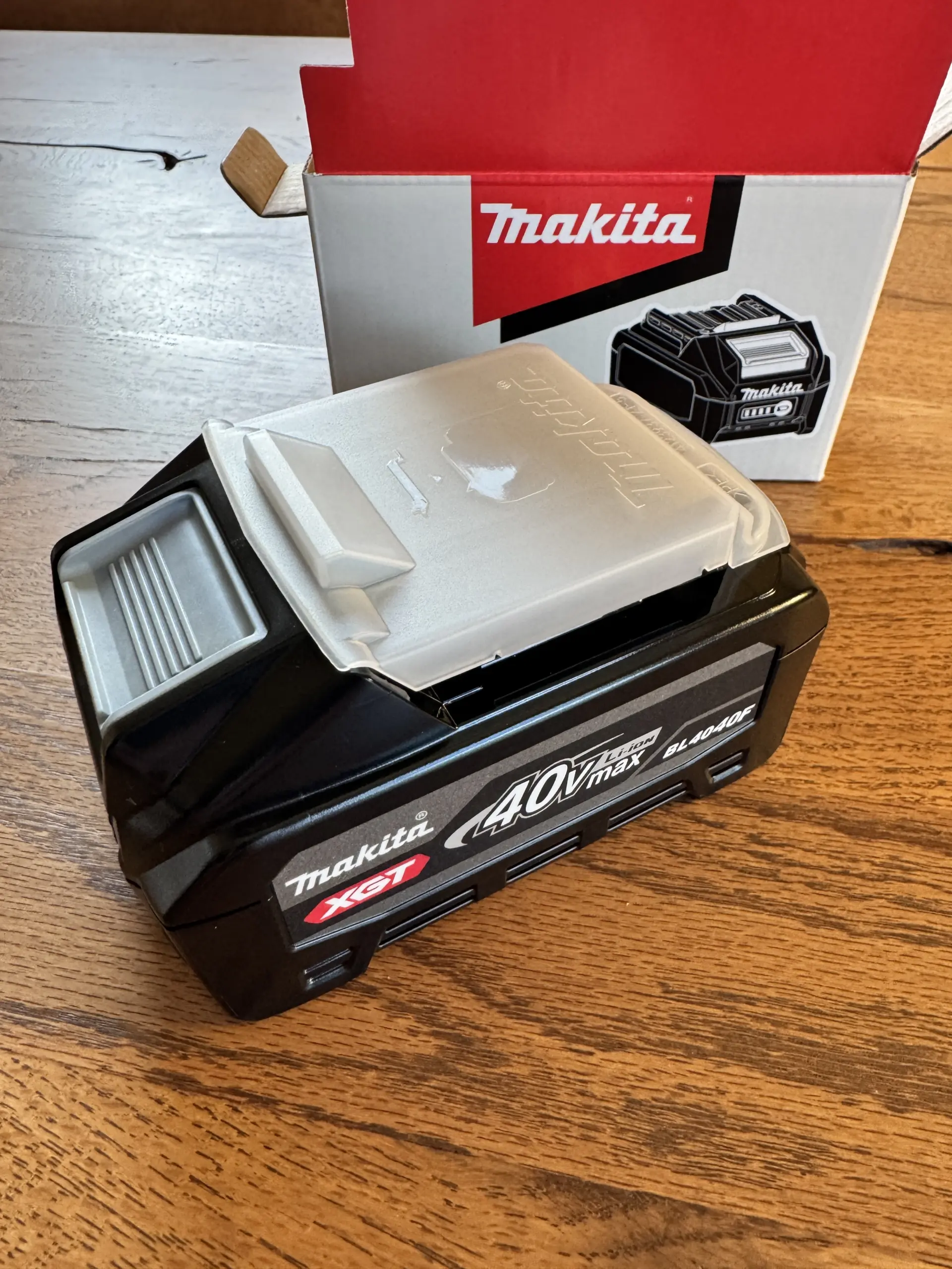 Makita BL4040F XGT 40V Akku auf Holztisch vor der Originalverpackung