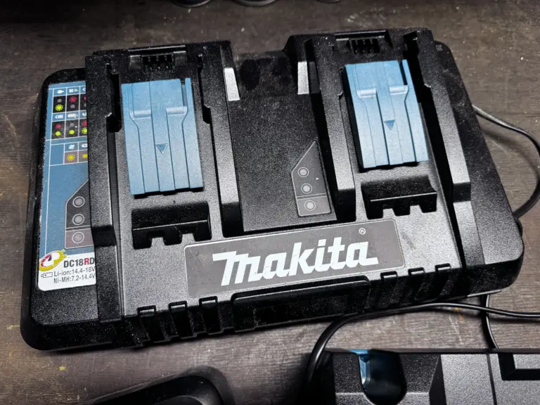 Makita DC18RD Doppelladegerät auf der Werkbank mit zwei Ladeschächten für 18V LXT Akkus