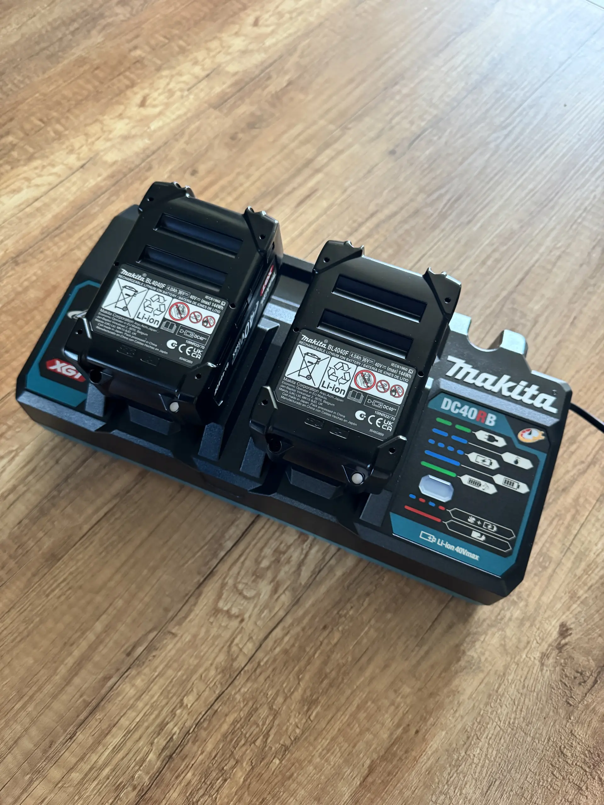 Makita DC40RB Doppelladegerät mit zwei eingesetzten BL4040F XGT Akkus beim parallelen Laden